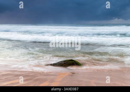 Moody Sunrise Seascape am Killcare Beach an der Central Coast von NSW, Australien. Stockfoto