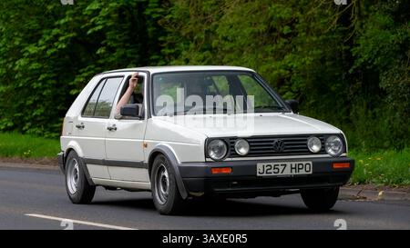 Milton Keynes, Großbritannien - 9. April 2025: 1991 Volkswagen Golf Oldtimer auf einer britischen Landstraße Stockfoto