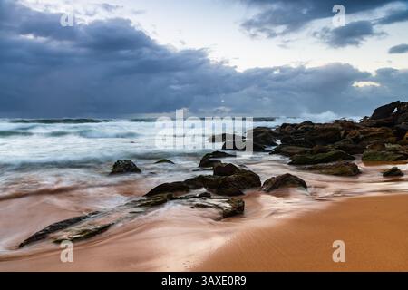 Moody Sunrise Seascape am Killcare Beach an der Central Coast von NSW, Australien. Stockfoto
