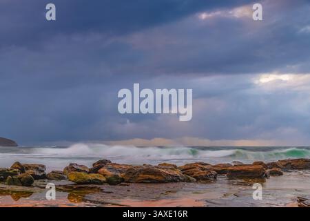 Moody Sunrise Seascape am Killcare Beach an der Central Coast von NSW, Australien. Stockfoto