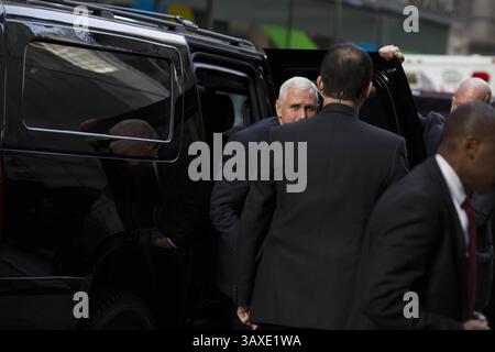 Dezember 2016 - New York, New York, Vereinigte Staaten von Amerika - der designierte Vizepräsident der Vereinigten Staaten Mike Pence trifft am Dienstag, den 13. Dezember, am Trump Tower in Manhattan, New York, USA ein. 2016. Foto: John Taggart/Pool via CNP (Bild: © John Taggart/CNP via ZUMA Wire) Stockfoto