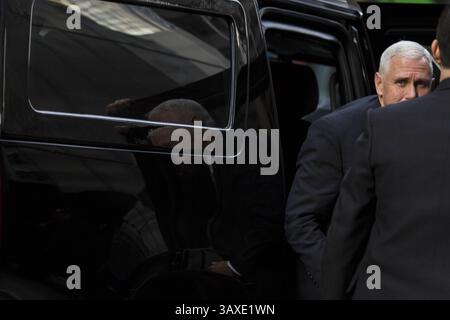Dezember 2016 - New York, New York, Vereinigte Staaten von Amerika - der designierte Vizepräsident der Vereinigten Staaten Mike Pence trifft am Dienstag, den 13. Dezember, am Trump Tower in Manhattan, New York, USA ein. 2016. Foto: John Taggart/Pool via CNP (Bild: © John Taggart/CNP via ZUMA Wire) Stockfoto