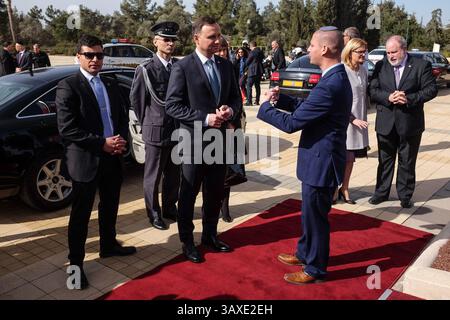 17. Januar 2017 - Jerusalem, Israel - der polnische Präsident ANDRZEJ DUDA wird bei einem offiziellen viertägigen Besuch in Israel informiert, als er an der Grabstätte von Theodor Herzl, dem „Visionär des Staates Israel“, auf dem Berg Herzl ankommt. (Bild: © Nir Alon via ZUMA Wire) Stockfoto