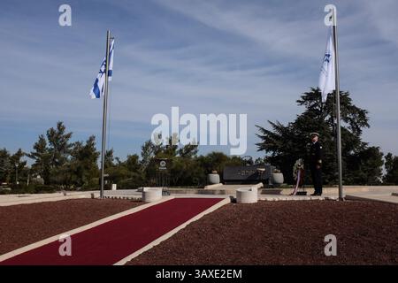 17. Januar 2017 – Jerusalem, Israel – Ein polnischer Offizier steht an der Grabstätte von Theodor Herzl, dem „Visionär des Staates Israel“ auf dem Berg Herzl. (Bild: © Nir Alon via ZUMA Wire) Stockfoto