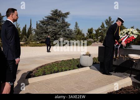 17. Januar 2017 - Jerusalem, Israel - der polnische Präsident ANDRZEJ DUDA legt bei einem offiziellen viertägigen Besuch in Israel einen Kranz an der Grabstätte von Theodor Herzl, dem „Visionär des Staates Israel“, auf dem Berg Herzl. (Bild: © Nir Alon via ZUMA Wire) Stockfoto