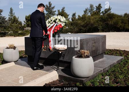 17. Januar 2017 - Jerusalem, Israel - der polnische Präsident ANDRZEJ DUDA legt bei einem offiziellen viertägigen Besuch in Israel einen Kranz an der Grabstätte von Theodor Herzl, dem „Visionär des Staates Israel“, auf dem Berg Herzl. (Bild: © Nir Alon via ZUMA Wire) Stockfoto