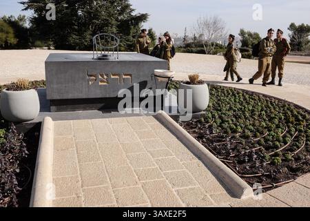 17. Januar 2017 - Jerusalem, Israel - IDF-Soldaten besuchen die Grabstätte von Theodor Herzl, dem „Visionär des Staates Israel“ auf dem Berg Herzl. (Bild: © Nir Alon via ZUMA Wire) Stockfoto