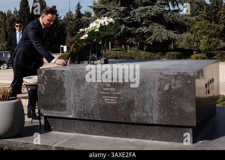 17. Januar 2017 - Jerusalem, Israel - der polnische Präsident ANDRZEJ DUDA legt bei einem offiziellen viertägigen Besuch in Israel einen Stein auf die Grabstätte von Theodor Herzl, dem „Visionär des Staates Israel“, auf dem Berg Herzl. (Bild: © Nir Alon via ZUMA Wire) Stockfoto