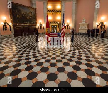 16. Dezember 2016: Columbus, Ohio, Vereinigte Staaten – die US-Marines stehen am 16. Dezember 2016 in Columbus, Ohio, in der Schatulle des Astronauten und ehemaligen Senators John Glenn. Der ehemalige Marine-Pilot, Senator und erste Mann, der die Erde umkreist, starb letzte Woche im Alter von 95 Jahren. (Kreditbild: © Bill Ingalls/NASA via ZUMA Wire) Stockfoto
