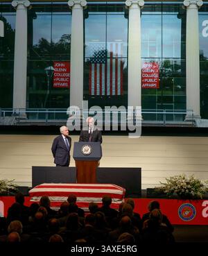 17. Dezember 2016 - Columbus, USA - Cincinnati Bankier und Hotelier Louis Beck spricht bei einer Gedenkfeier zum Leben des ehemaligen NASA-Astronauten und US-Senators John Glenn im Mershon Auditorium der Ohio State University am 17. Dezember 2016 in Columbus, Ohio. (Kreditbild: © Bill Ingalls/NASA via ZUMA Wire) Stockfoto