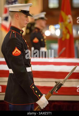 16. Dezember 2016: Columbus, Ohio, Vereinigte Staaten – die US-Marines stehen am 16. Dezember 2016 in Columbus, Ohio, in der Schatulle des Astronauten und ehemaligen Senators John Glenn. Der ehemalige Marine-Pilot, Senator und erste Mann, der die Erde umkreist, starb letzte Woche im Alter von 95 Jahren. (Kreditbild: © Bill Ingalls/NASA via ZUMA Wire) Stockfoto