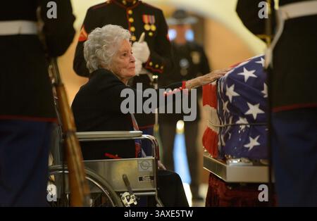 16. Dezember 2016: Columbus, Ohio, Vereinigte Staaten – Annie Glenn, Witwe des Astronauten und ehemaligen Senators John Glenn, greift auf den Sarg ihres Mannes, der am 16. Dezember 2016 im Ohio State House in Columbus liegt. Der ehemalige Marine-Pilot, Senator und erste Mann, der die Erde umkreist, starb letzte Woche im Alter von 95 Jahren. (Kreditbild: © Bill Ingalls/NASA via ZUMA Wire) Stockfoto