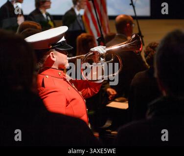 17. Dezember 2016: Columbus, Vereinigte Staaten - Ein US-Marine-Soldat spielt am 17. Dezember 2016 im Mershon Auditorium der Ohio State University in Columbus, Ohio, während der Gedenkfeier zum Leben des ehemaligen NASA-Astronauten und US-Senators John Glenn. (Kreditbild: © Bill Ingalls/NASA via ZUMA Wire) Stockfoto