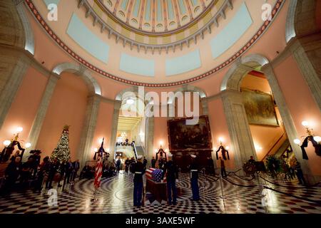 16. Dezember 2016: Columbus, Ohio, Vereinigte Staaten – die US-Marines stehen am 16. Dezember 2016 in Columbus, Ohio, in der Schatulle des Astronauten und ehemaligen Senators John Glenn. Der ehemalige Marine-Pilot, Senator und erste Mann, der die Erde umkreist, starb letzte Woche im Alter von 95 Jahren. (Kreditbild: © Glen Johnson/NASA via ZUMA Wire) Stockfoto