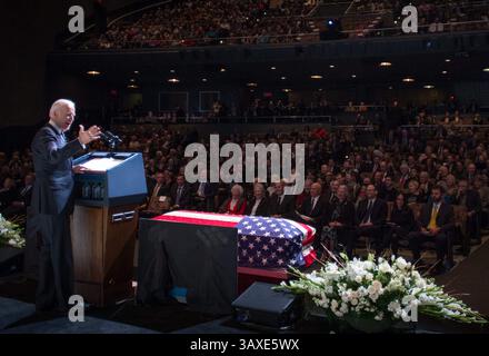 17. Dezember 2016: Columbus, USA - US-Vizepräsident Joe Biden spricht bei einer Gedenkfeier zum Leben des ehemaligen NASA-Astronauten und US-Senators John Glenn am 17. Dezember 2016 in Columbus, Ohio. (Kreditbild: © Bill Ingalls/NASA via ZUMA Wire) Stockfoto