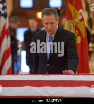 16. Dezember 2016: Columbus, Ohio, Vereinigte Staaten – Ohio-Gouverneur John Kasich zollt dem Astronauten und ehemaligen Senator John Glenn seinen Respekt im Ohio Statehouse am 16. Dezember 2016 in Columbus, Ohio. Der ehemalige Marine-Pilot, Senator und erste Mann, der die Erde umkreist, starb letzte Woche im Alter von 95 Jahren. (Kreditbild: © Bill Ingalls/NASA via ZUMA Wire) Stockfoto
