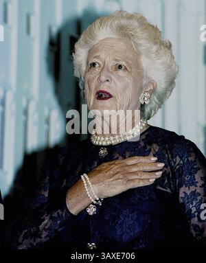 18. Januar 2017 - Akte - der ehemalige Präsident GEORGE H.W. BUSH und seine Frau, die ehemalige First Lady BARBARA BUSH, wurden beide ins Krankenhaus gebracht. Bush, 92 Jahre alt, wurde auf die Intensivstation im Houston Methodist Hospital aufgenommen, um ein „akutes Atemproblem“ zu behandeln, das auf eine Lungenentzündung zurückzuführen ist. Barbara Bush wurde auch am Mittwochmorgen vorsorglich ins Krankenhaus eingeliefert, nachdem sie „Müdigkeit und Husten erlebt hatte“. Abbildung: 3. April 2015 – Washington, District of Columbia, Vereinigte Staaten von Amerika – Washington, DC.6-13-1991.First Lady BARBARA BUSH nimmt zu seinen Ehren an dem jährlichen Präsidenten-Dinner Teil. . Gutschrift: Mark Re Stockfoto