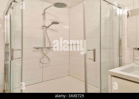 Eine moderne Duschkabine mit eleganten Glastüren und minimalistischen Designelementen, perfekt für eine stilvolle Renovierung des Badezimmers. Stockfoto