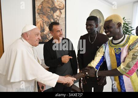 Vatikan, Vatikan. September 2023. Italien, Vatikan, 14.9.2023.Papst Franziskus empfängt Matteo Garrone und Teilnehmer des Films "IO Capitano" bei Vatican Photograph von Vatican Media i/Catholic Press Photo Credit: Independent Photo Agency/Alamy Live News Stockfoto