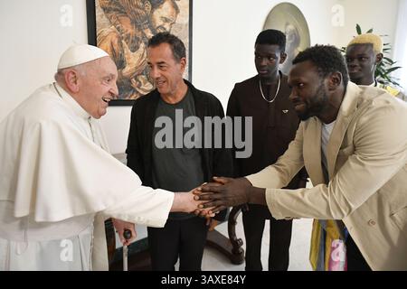 Vatikan, Vatikan. September 2023. Italien, Vatikan, 14.9.2023.Papst Franziskus empfängt Matteo Garrone und Teilnehmer des Films "IO Capitano" bei Vatican Photograph von Vatican Media i/Catholic Press Photo Credit: Independent Photo Agency/Alamy Live News Stockfoto