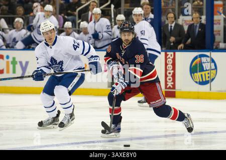 13. Januar 2017: Mats Zuccarello (36) der New York Rangers () übernimmt den Puck vor dem Toronto Maple Leafs Center Tyler Bozak (42) während des Spiels zwischen den New York Rangers und den Toronto Maple Leafs im Madison Square Garden in Manhattan. Obligatorischer Kredit: Kostas Lymperopoulos/CSM (Kredit-Bild: &Copy; Kostas Lymperopoulos/CSM via ZUMA Wire) Stockfoto