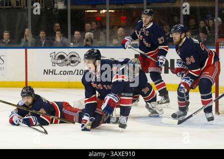 13. Januar 2017: New York Rangers Right Wing Mats Zuccarello (36), New York Rangers Defenseman Brady Skjei (76), New York Rangers Center Oscar Lindberg (24) und New York Rangers Defenseman Ryan McDonagh (27) kämpfen während des Spiels zwischen den New York Rangers und den New York Rangers Defenseman (27) um den Torwart Henrik Lundqvist (30). Obligatorischer Kredit: Kostas Lymperopoulos/CSM (Kredit-Bild: &Copy; Kostas Lymperopoulos/CSM via ZUMA Wire) Stockfoto