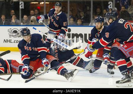 13. Januar 2017: New York Rangers Right Wing Mats Zuccarello (36), New York Rangers Defenseman Brady Skjei (76), New York Rangers Center Oscar Lindberg (24) und New York Rangers Defenseman Ryan McDonagh (27) kämpfen während des Spiels zwischen den New York Rangers und den New York Rangers Defenseman (27) um den Torwart Henrik Lundqvist (30). Obligatorischer Kredit: Kostas Lymperopoulos/CSM (Kredit-Bild: &Copy; Kostas Lymperopoulos/CSM via ZUMA Wire) Stockfoto