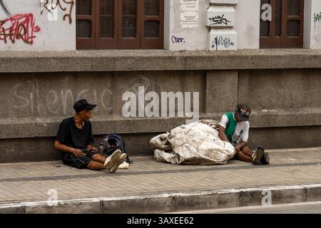Ein Obdachloser, der auf dem Bürgersteig in Medellin, Kolumbien, schläft. Stockfoto