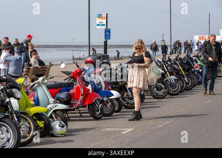 Southend-on-Sea, Essex, Großbritannien. April 2025. Der jährliche Southend Shakedown ist seit langem ein wichtiger Anziehungspunkt für Motorradfans aus dem ganzen Land und markiert traditionell den Beginn der Radsaison. Bei dieser Veranstaltung fahren typischerweise Tausende von Fahrern entlang der Küste. Die Besucher können eine Mischung aus klassischen und modernen Fahrrädern erwarten, sowie eine Festivalatmosphäre entlang der Küste mit Live-Unterhaltung, Ständen und der Begrüßung des Zustroms von Touristen. Für viele Unternehmen am Meer: Richard Lincoln/Alamy Live News Stockfoto