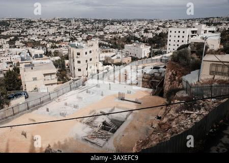 30. November 2016 – Jerusalem, Israel – das Dorf Bet Safafa ist eingebettet in benachbarte jüdische Gemeinden. Die israelische Regierung schlug eine Gesetzgebung vor, die religiöse Einrichtungen von der Verwendung von Außenlautsprechern, den sogenannten Muazzin Bill, verbieten sollte, wie in dem fünfmal täglich stattfindenden muslimischen Gebetsaufruf. Das Gesetz, das als Bedrohung für die muslimischen Gemeinschaften und als Schritt der israelischen Regierung zur Schließung von Moscheen bezeichnet wird, soll zur Vorababstimmung vorgelegt werden. (Bild: © Nir Alon via ZUMA Wire) Stockfoto