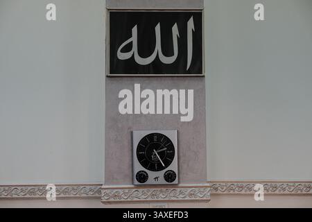 30. November 2016 – Jerusalem, Israel – ein Innenblick der Al-Rahman-Moschee im Dorf Bet Safafa. Die israelische Regierung schlug eine Gesetzgebung vor, die religiöse Einrichtungen von der Verwendung von Außenlautsprechern, den sogenannten Muazzin Bill, verbieten sollte, wie in dem fünfmal täglich stattfindenden muslimischen Gebetsaufruf. Das Gesetz, das als Bedrohung für die muslimischen Gemeinschaften und als Schritt der israelischen Regierung zur Schließung von Moscheen bezeichnet wird, soll zur Vorababstimmung vorgelegt werden. (Bild: © Nir Alon via ZUMA Wire) Stockfoto