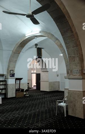 30. November 2016 – Jerusalem, Israel – ein Innenblick der Al-Rahman-Moschee im Dorf Bet Safafa. Die israelische Regierung schlug eine Gesetzgebung vor, die religiöse Einrichtungen von der Verwendung von Außenlautsprechern, den sogenannten Muazzin Bill, verbieten sollte, wie in dem fünfmal täglich stattfindenden muslimischen Gebetsaufruf. Das Gesetz, das als Bedrohung für die muslimischen Gemeinschaften und als Schritt der israelischen Regierung zur Schließung von Moscheen bezeichnet wird, soll zur Vorababstimmung vorgelegt werden. (Bild: © Nir Alon via ZUMA Wire) Stockfoto