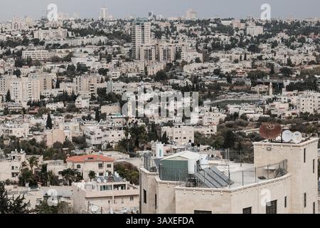 30. November 2016 – Jerusalem, Israel – das Dorf Bet Safafa ist eingebettet in benachbarte jüdische Gemeinden. Die israelische Regierung schlug eine Gesetzgebung vor, die religiöse Einrichtungen von der Verwendung von Außenlautsprechern, den sogenannten Muazzin Bill, verbieten sollte, wie in dem fünfmal täglich stattfindenden muslimischen Gebetsaufruf. Das Gesetz, das als Bedrohung für die muslimischen Gemeinschaften und als Schritt der israelischen Regierung zur Schließung von Moscheen bezeichnet wird, soll zur Vorababstimmung vorgelegt werden. (Bild: © Nir Alon via ZUMA Wire) Stockfoto