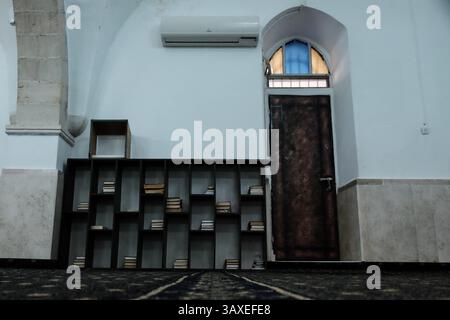 30. November 2016 – Jerusalem, Israel – ein Innenblick der Al-Rahman-Moschee im Dorf Bet Safafa. Die israelische Regierung schlug eine Gesetzgebung vor, die religiöse Einrichtungen von der Verwendung von Außenlautsprechern, den sogenannten Muazzin Bill, verbieten sollte, wie in dem fünfmal täglich stattfindenden muslimischen Gebetsaufruf. Das Gesetz, das als Bedrohung für die muslimischen Gemeinschaften und als Schritt der israelischen Regierung zur Schließung von Moscheen bezeichnet wird, soll zur Vorababstimmung vorgelegt werden. (Bild: © Nir Alon via ZUMA Wire) Stockfoto