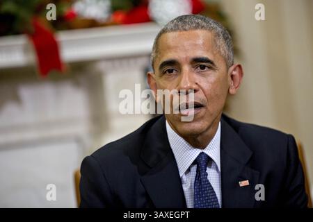 30. November 2016 - Washington, District of Columbia, Vereinigte Staaten von Amerika - US-Präsident Barack Obama spricht bei seinem Treffen mit den amerikanischen Nobelpreisträgern 2016 im Oval Office des Weißen Hauses in Washington, D.C., USA, am Mittwoch, den 30. November, im Oval Office des Weißen Hauses in Washington, D.C., USA. 2016. jährliche Preise für Leistungen in Physik, Chemie, Medizin, Frieden und Literatur wurden auf den Willen des 1896 verstorbenen schwedischen Erfinders des Dynamit Alfred Nobel festgesetzt. . Foto: Andrew Harrer/Pool über CNP (Bild: © Andrew Harrer/CNP via ZUMA Wire) Stockfoto
