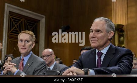 18. Januar 2017: Washington, District of Columbia, U.. Der Generalstaatsanwalt von Oklahoma Scott Pruitt (rechts) wird dem Senatsausschuss für Umwelt und öffentliche Arbeiten von Senator James Lankford (R-OK) während seiner Bestätigungsverhandlungen als Administrator der EPA vorgestellt. (Kreditbild: © Mark Reinstein via ZUMA Wire) Stockfoto