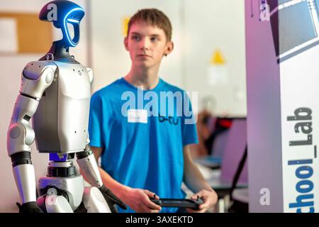 Humanoide Roboter in Aktion / Bildung trifft Zukunft DEU/Brandenburg/Cottbus Â an der Brandenburgischen Technischen Universität Cottbus-Senftenberg BTU startete ein spannendes neues Experimentierangebot für Schüler. So könne ich Gymnasialschüler der 8. Klasse KI und MINT für die nächste Technologie Generation erleben. Mit dem neuen embodied AI verkörperte Künstliche Intelligenz -Experimentierangebot, das ab dem Schuljahr 2025/26 für Schulklassen zur Verfügung stehen, erhalten junge Talente die Möglichkeit, interaktiv mit humanoiden Robotern zu arbeiten, KI-gestützte Systeme zu verstehen und eigene Stockfoto