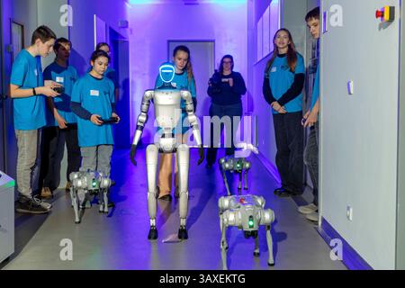 Humanoide Roboter in Aktion / Bildung trifft Zukunft DEU/Brandenburg/Cottbus Â an der Brandenburgischen Technischen Universität Cottbus-Senftenberg BTU startete ein spannendes neues Experimentierangebot für Schüler. So könne ich Gymnasialschüler der 8. Klasse KI und MINT für die nächste Technologie Generation erleben. Mit dem neuen embodied AI verkörperte Künstliche Intelligenz -Experimentierangebot, das ab dem Schuljahr 2025/26 für Schulklassen zur Verfügung stehen, erhalten junge Talente die Möglichkeit, interaktiv mit humanoiden Robotern zu arbeiten, KI-gestützte Systeme zu verstehen und eigene Stockfoto