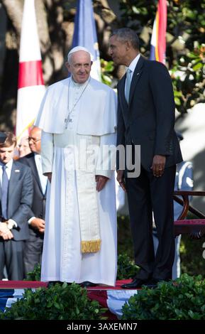 **AKTENFOTO** Papst Franziskus ist verstorben. US-Präsident Barack Obama veranstaltet am Mittwoch, den 23. September 2015, eine offizielle Willkommenszeremonie für Papst Franziskus auf dem Südrasen des Weißen Hauses in Washington, DC. Kredit: Chris Kleponis/CNP/MediaPunch Stockfoto