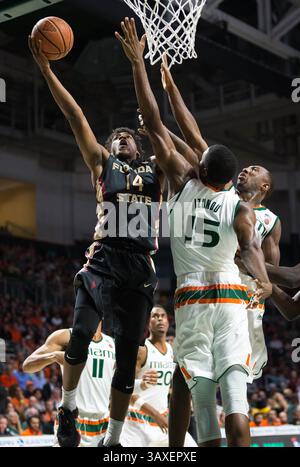 1. Februar 2017: Florida State Guard Terance Mann (14) geht in den Korb gegen Miami Center Ebuka Izundu (15) und Miami Guard Davon Reed (5) während des NCAA Basketballspiels zwischen den Florida State University Seminoles und den University of Miami Hurricanes im Watsco Center in Coral Gables, Florida. Florida State besiegte Miami von 75 bis 57. Mario Houben/CSM(Kreditbild: &Copy; Mario Houben/CSM via ZUMA Wire) Stockfoto