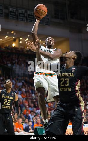 1. Februar 2017: Miami Guard Davon Reed (5) fährt gegen Florida State Stürmer Jarquez Smith (23) in den Korb, während Florida State Guard Xavier Rathan-Mayes (22) die Aktion während des NCAA-Basketballspiels zwischen den Florida State University Seminoles und den University of Miami Hurricanes im Watsco Center in Coral Gables, Florida verfolgt. Florida State besiegte Miami von 75 bis 57. Mario Houben/CSM(Kreditbild: &Copy; Mario Houben/CSM via ZUMA Wire) Stockfoto