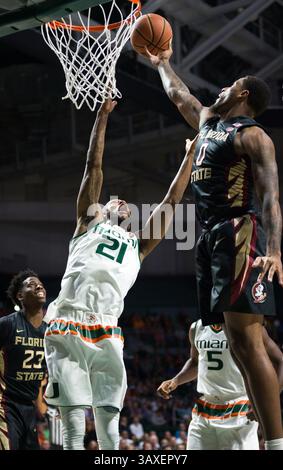 1. Februar 2017: Florida State Stürmer Phil Cofer (0) holt sich den Rückstoß über Miami Forward Kamari Murphy (21) während des NCAA Basketballspiels zwischen den Florida State University Seminoles und den University of Miami Hurricanes im Watsco Center in Coral Gables, Florida. Florida State besiegte Miami von 75 bis 57. Mario Houben/CSM(Kreditbild: &Copy; Mario Houben/CSM via ZUMA Wire) Stockfoto