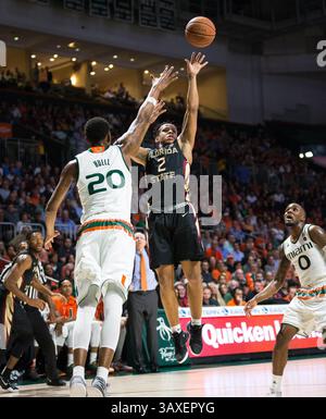 1. Februar 2017: Florida State Guard CJ Walker (2) schießt gegen Miami Forward Dewan Huell (20) während des NCAA Basketballspiels zwischen den Florida State University Seminoles und den University of Miami Hurricanes im Watsco Center in Coral Gables, Florida. Florida State besiegte Miami von 75 bis 57. Mario Houben/CSM(Kreditbild: &Copy; Mario Houben/CSM via ZUMA Wire) Stockfoto
