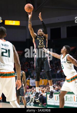 1. Februar 2017: Florida State Guard Xavier Rathan-Mayes (22) schießt während des NCAA-Basketballspiels zwischen den Florida State University Seminoles und den University of Miami Hurricanes im Watsco Center in Coral Gables in den Korb. Florida State besiegte Miami von 75 bis 57. Mario Houben/CSM(Kreditbild: &Copy; Mario Houben/CSM via ZUMA Wire) Stockfoto