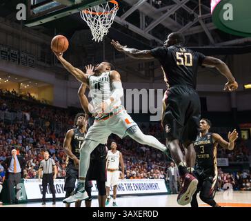 1. Februar 2017: Miami-Garde Bruce Brown (11) geht gegen das Florida State Center Michael Ojo (50) während des NCAA-Basketballspiels zwischen den Florida State University Seminoles und den University of Miami Hurricanes im Watsco Center in Coral Gables, Florida, in den Korb. Florida State besiegte Miami von 75 bis 57. Mario Houben/CSM(Kreditbild: &Copy; Mario Houben/CSM via ZUMA Wire) Stockfoto