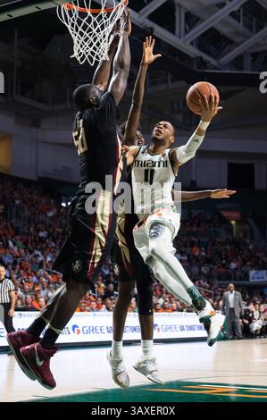 1. Februar 2017: Der Miami-Wachmann Bruce Brown (11) fährt während des NCAA-Basketballspiels zwischen den Florida State University Seminoles und den University of Miami Hurricanes im Watsco Center in Coral Gables, Florida, in den Korb gegen Michael Ojo (50). Florida State besiegte Miami von 75 bis 57. Mario Houben/CSM(Kreditbild: &Copy; Mario Houben/CSM via ZUMA Wire) Stockfoto