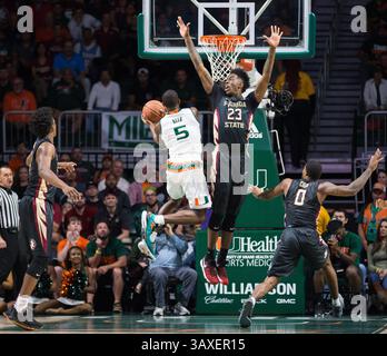 1. Februar 2017: Miami Guard Davon Reed (5) fährt im Watsco Center in Coral Gables (Florida) gegen den Florida State Stürmer Jarquez Smith (23) in den Korb, während des NCAA-Basketballspiels zwischen den Florida State University Seminoles und den University of Miami Hurricanes. Florida State besiegte Miami von 75 bis 57. Mario Houben/CSM(Kreditbild: &Copy; Mario Houben/CSM via ZUMA Wire) Stockfoto