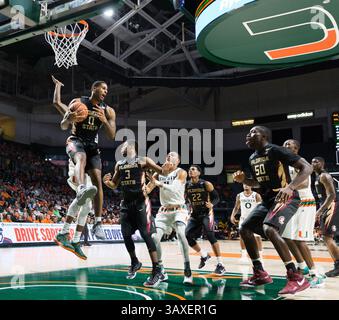 1. Februar 2017: Phil Cofer (0) holt sich den Rückzug als Florida State Guard Trent Forrest (3) Cover von Miami Guard Bruce Brown (11) während des NCAA-Basketballspiels zwischen den Florida State University Seminoles und den University of Miami Hurricanes im Watsco Center in Coral Gables, Florida. Florida State besiegte Miami von 75 bis 57. Mario Houben/CSM(Kreditbild: &Copy; Mario Houben/CSM via ZUMA Wire) Stockfoto