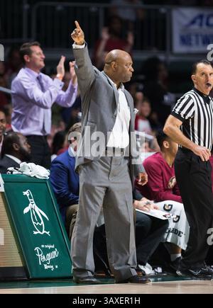 1. Februar 2017: Leonard Hamilton leitet sein Team während des NCAA-Basketballspiels zwischen den Florida State University Seminoles und den University of Miami Hurricanes im Watsco Center in Coral Gables, Florida. Florida State besiegte Miami von 75 bis 57. Mario Houben/CSM(Kreditbild: &Copy; Mario Houben/CSM via ZUMA Wire) Stockfoto