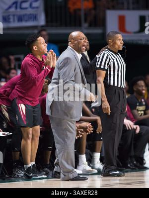 1. Februar 2017: Leonard Hamilton, Head Coach des Bundesstaates Florida, ruft während des NCAA-Basketballspiels zwischen den Florida State University Seminoles und den University of Miami Hurricanes im Watsco Center in Coral Gables, Florida, die Richtung seines Teams. Florida State besiegte Miami von 75 bis 57. Mario Houben/CSM(Kreditbild: &Copy; Mario Houben/CSM via ZUMA Wire) Stockfoto